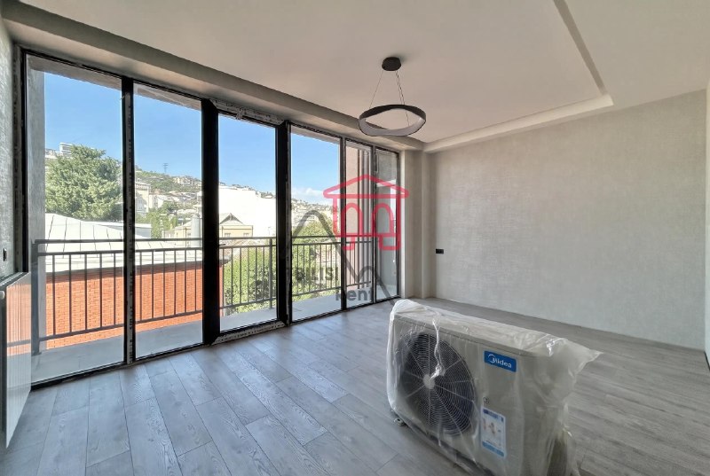 A bright apartment is for sale in a new building in the center of Saburtalo. The apartment has undergone full renovation and features three high-quality air conditioning systems throughout, two bathrooms, and panoramic windows. The owner will install interior doors. The apartment is almost completely ready to move in. — фото 5