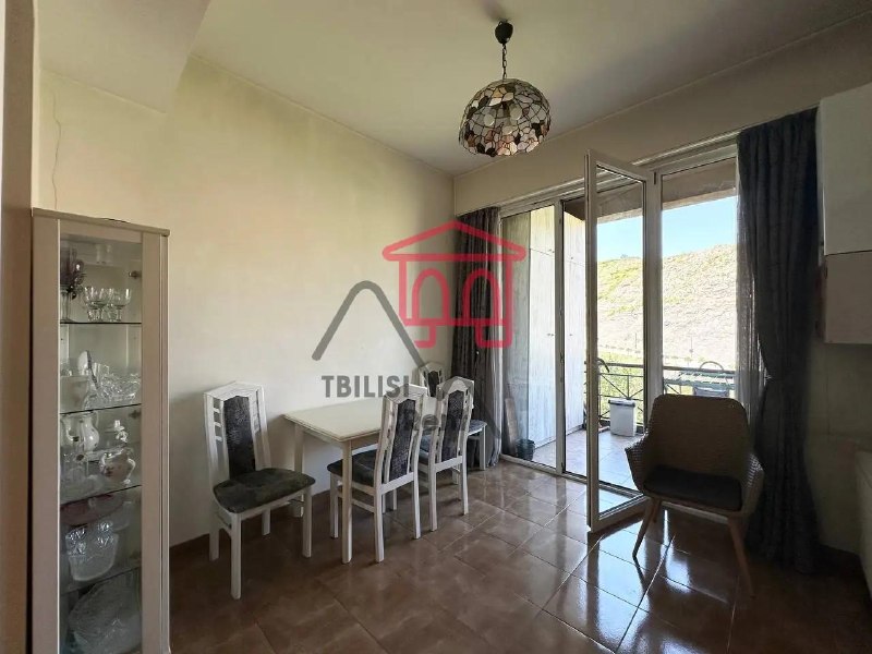 A one-bedroom apartment in the Vake district is for sale. It features bamboo parquet floors and a spacious balcony with a beautiful view of the Vera River Valley. The kitchen is separate but can be combined with the main room. A parking space is also available for purchase. — фото 5