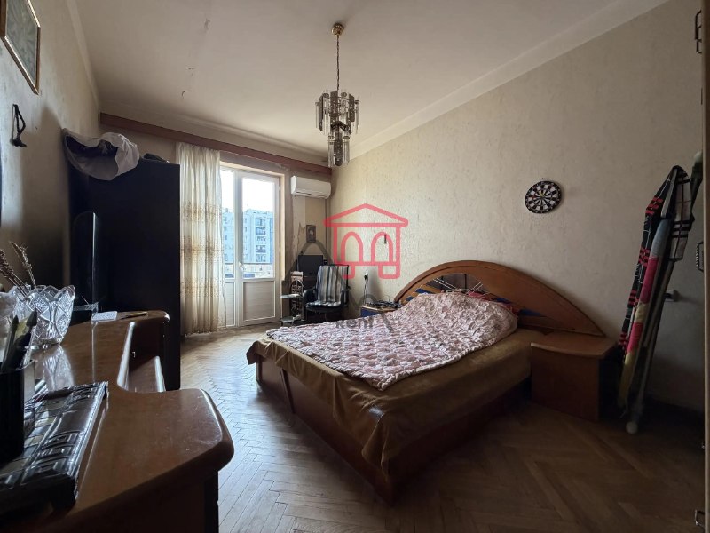 Apt. for sale in a prime location in a prestigious Building. Furniture will be removed, but the built-in closets will remain. 2 Bathrooms, Balcony in the master Bathroom. A basement unit on the ground floor is also for sale for $10,000. 3-meter-high ceilings. — фото 5