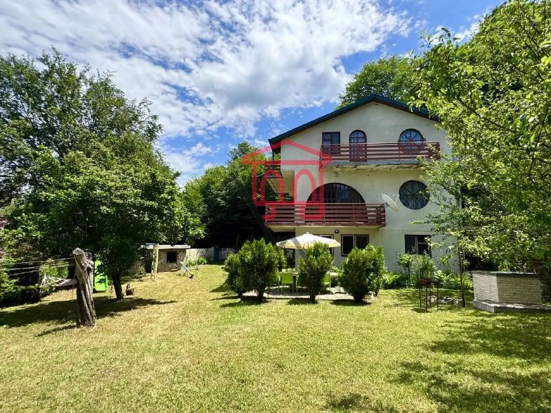 A house in the village of Tskhvarichamia is for sale. In addition to the main house, the property includes an outbuilding that could be converted into a bathhouse, guest house, or summer house. The plot itself offers the potential for building a second house or two small cottages, making it an attractive option not only for living but also for a profitable future investment. The plot area is 1,100 m². A garage is included. — фото 1
