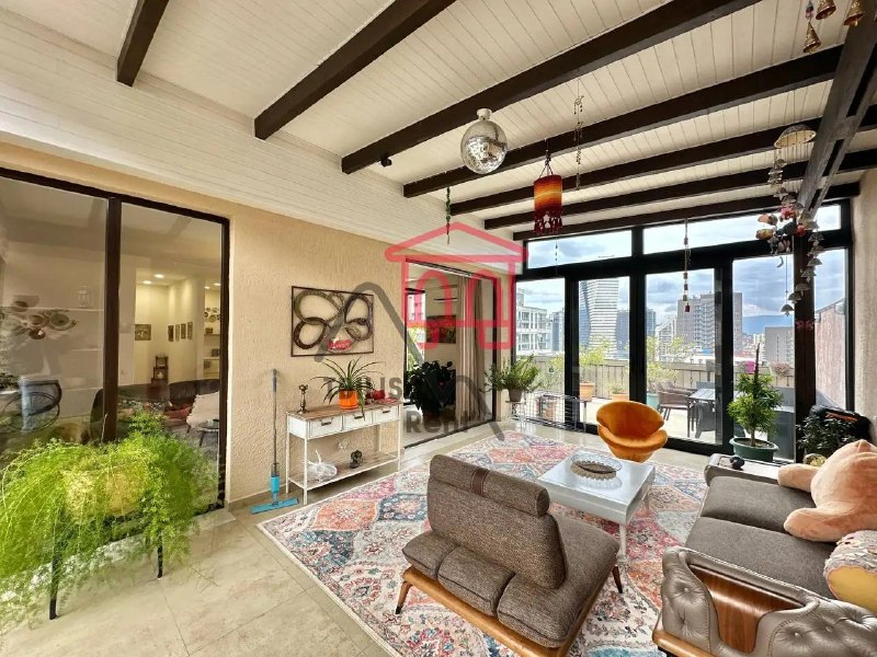 A spacious apartment with designer renovations in Vake is for sale. It's on the second-to-top floor and features a balcony, a spacious terrace with city views, and a covered attic. Two bathrooms, a walk-in closet, all necessary appliances, and heated floors. — фото 1