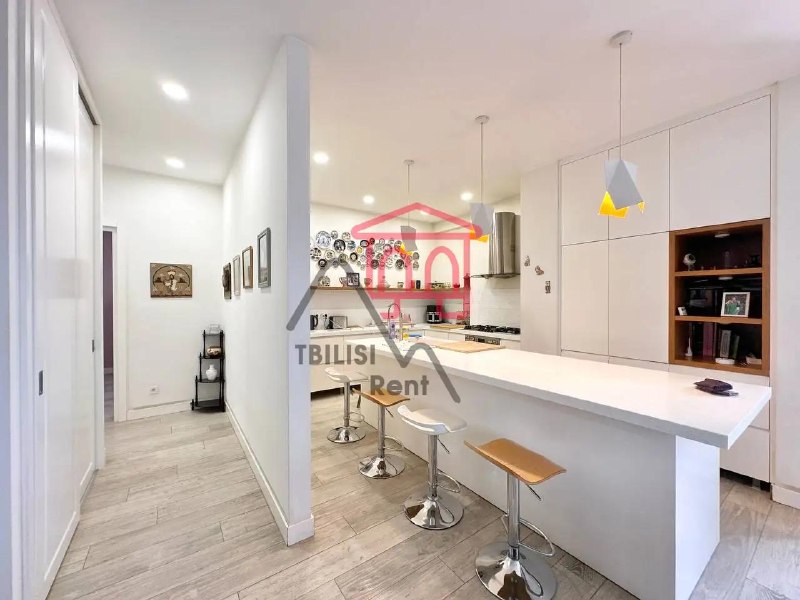 A spacious apartment with designer renovations in Vake is for sale. It's on the second-to-top floor and features a balcony, a spacious terrace with city views, and a covered attic. Two bathrooms, a walk-in closet, all necessary appliances, and heated floors. — фото 4