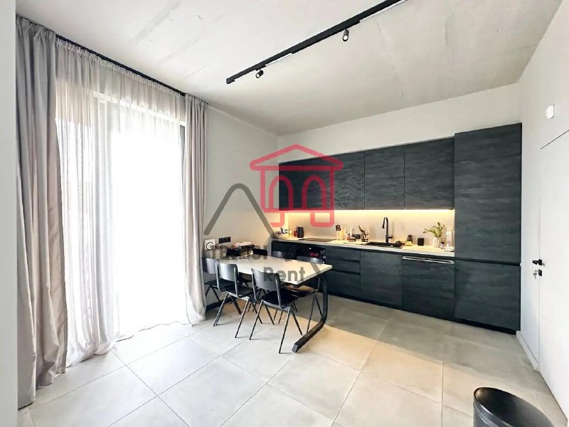 This designer-renovated villa features a 300-square-meter courtyard, parking for two cars, a separate kitchen, three bedrooms, two bathrooms, and a boiler room. — фото 5