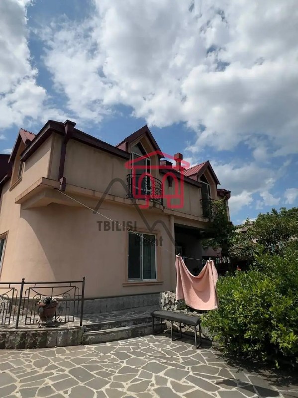 A two-story house with a plot of land in Samgori, Tbilisi, is for sale. The house features 5 bedrooms, a living room, a separate kitchen, a basement, a wine cellar, a sauna, several adjacent utility rooms in the courtyard, 2 bathrooms, and an off-street parking space. — фото 1
