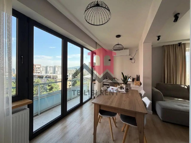 A bright corner apartment is for sale in the Saburtalo District, featuring a newly renovated space, furniture, and appliances, as well as an excellent view. The apartment has a separate kitchen, a loggia, 2 bedrooms, a walk-in closet, an entryway, a separate bathroom, and a bathroom. The materials, furniture, and appliances are of high quality. — фото 4