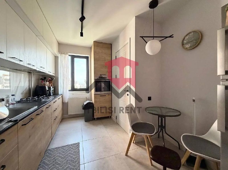 A bright corner apartment is for sale in the Saburtalo District, featuring a newly renovated space, furniture, and appliances, as well as an excellent view. The apartment has a separate kitchen, a loggia, 2 bedrooms, a walk-in closet, an entryway, a separate bathroom, and a bathroom. The materials, furniture, and appliances are of high quality. — фото 5