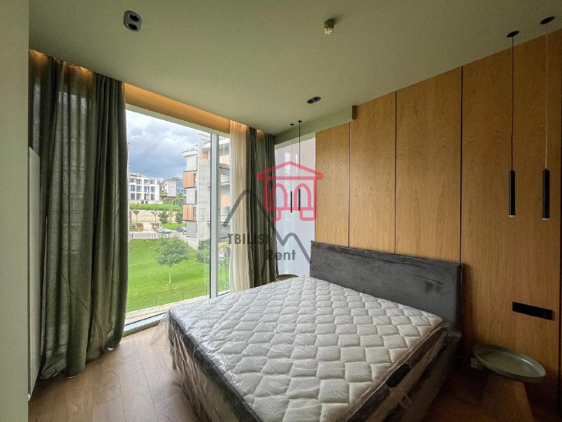 A designer-renovated apartment is for sale in a premium neighborhood. It is being sold fully furnished and equipped with built-in appliances. — фото 3