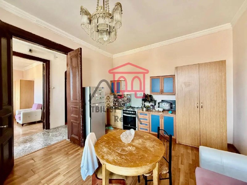 A cozy apartment with its own attic and access to the roof is for sale. — фото 5