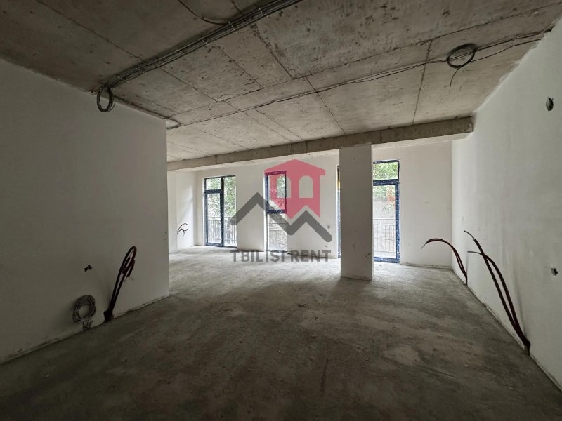 A spacious apartment in a new complex is for sale. The apartment is bright and has many windows. A design plan is already in place. There is a forest near the building, offering fresh air. The building will have its own swimming pool. — фото 2