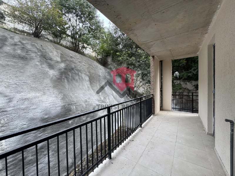 A spacious apartment in a new complex is for sale. The apartment is bright and has many windows. A design plan is already in place. There is a forest near the building, offering fresh air. The building will have its own swimming pool. — фото 3