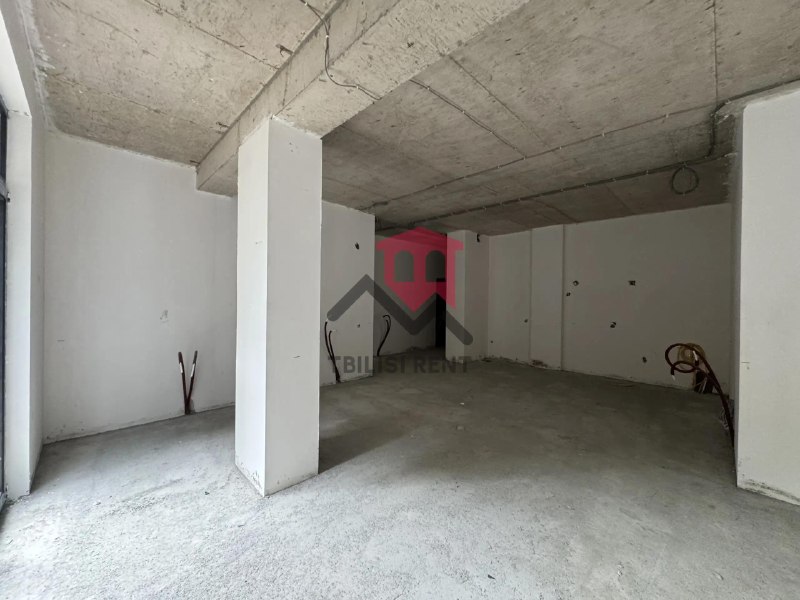 A spacious apartment in a new complex is for sale. The apartment is bright and has many windows. A design plan is already in place. There is a forest near the building, offering fresh air. The building will have its own swimming pool. — фото 4