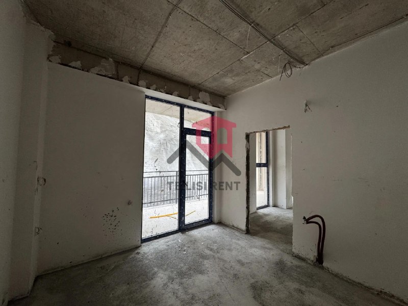 A spacious apartment in a new complex is for sale. The apartment is bright and has many windows. A design plan is already in place. There is a forest near the building, offering fresh air. The building will have its own swimming pool. — фото 5
