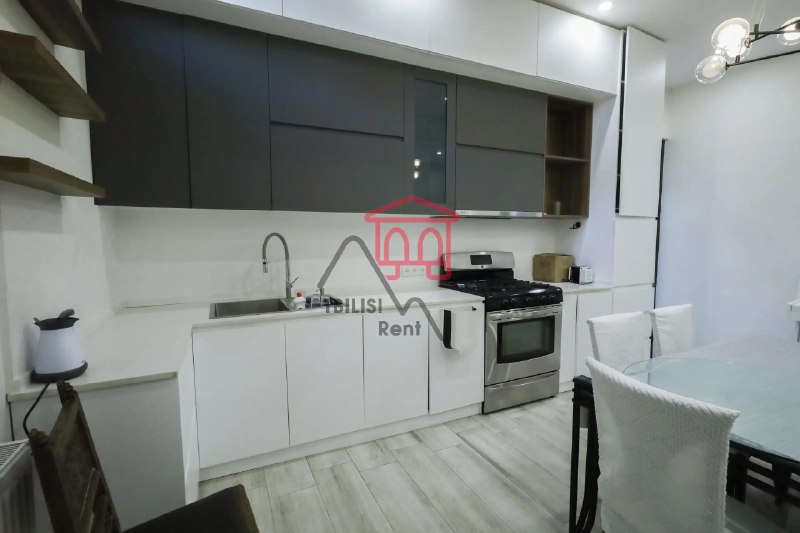 Apartment for sale in a quiet courtyard, a 5-minute walk from the Rustaveli metro station — фото 5