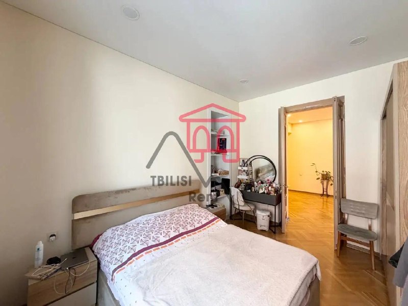 A spacious, well-renovated 2-bedroom apartment with a separate kitchen, a working fireplace, and a balcony is for sale on Gagarin Square in Saburtalo. The apartment is sold with furniture. — фото 5