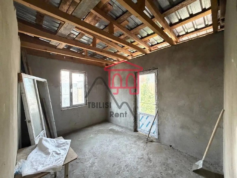 A 4-room apartment with a balcony in a renovated building in Chughureti is for sale. The 3-room apartment is 64 m² and is being sold together with a 68 m² attic. — фото 1
