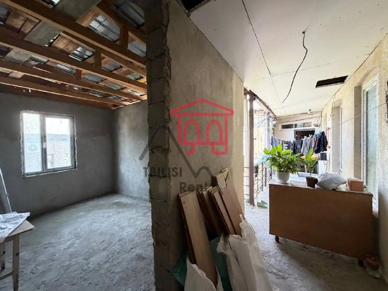A 4-room apartment with a balcony in a renovated building in Chughureti is for sale. The 3-room apartment is 64 m² and is being sold together with a 68 m² attic. — фото 2
