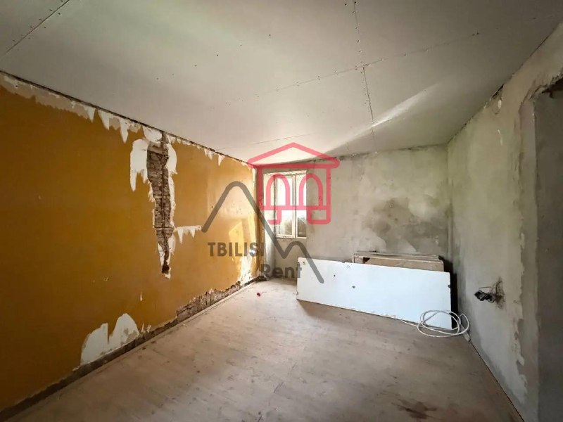A 4-room apartment with a balcony in a renovated building in Chughureti is for sale. The 3-room apartment is 64 m² and is being sold together with a 68 m² attic. — фото 3